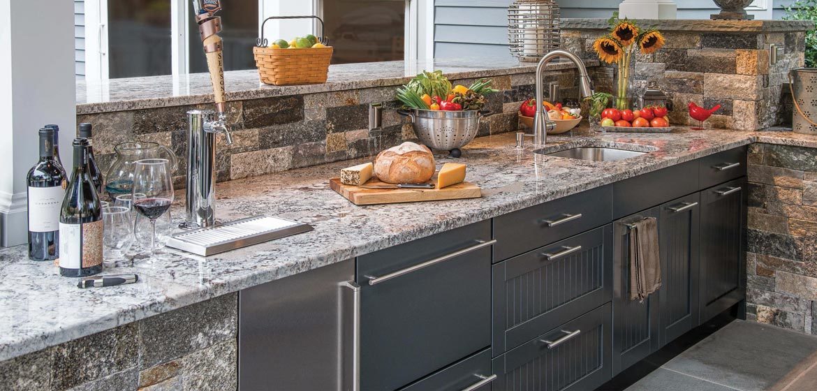 brown jordan outdoor kitchen in mica color with granite countertop