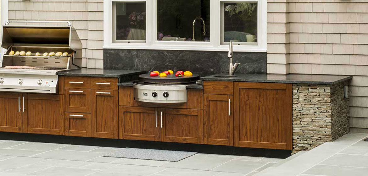 danver outdoor kitchen in woodgrain finish with evo round outdoor cooktop and outdoor sink