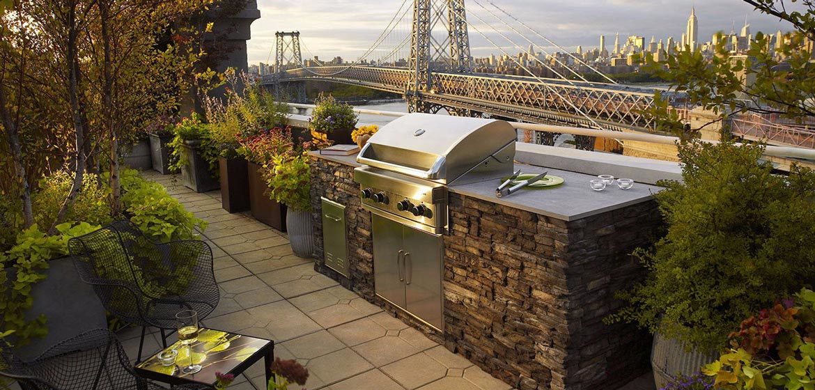 eldorado outdoor kitchen with eldorado stone veneer with manhattan skyline and the williamsburg bridge in the background